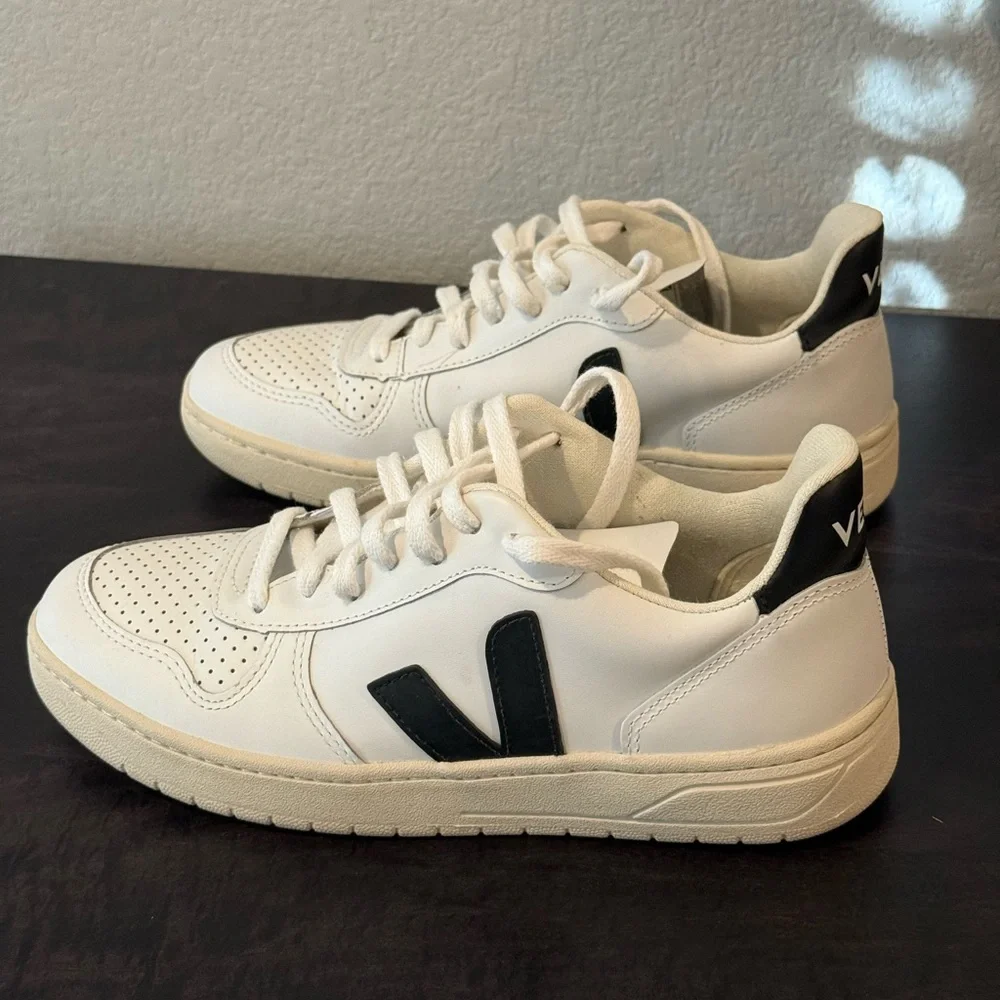 Veja V-10 Sneakers *NEW* - Picture 3 of 9